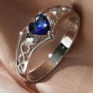 BLUE GEMSTONE IRISH CLADDAGH RING DESIGN ALLOY METAL IRISH CLADDAGH RING